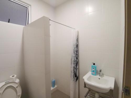 古晋Urban ONE Homestay 8pax 3Rooms的白色的浴室设有卫生间和水槽。