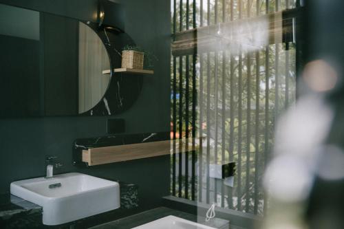 沙敦INN BLOG HOTEL Pakbara的一间带水槽和镜子的浴室