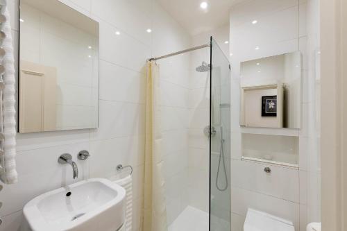 伦敦Notting Hill Apartment的白色的浴室设有水槽和淋浴。