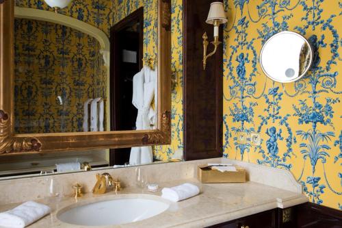 兰斯Domaine les Crayères的一间带水槽和镜子的浴室