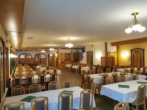 Maria BildLandrasthaus Maria Bild的一间设有白色桌椅的用餐室