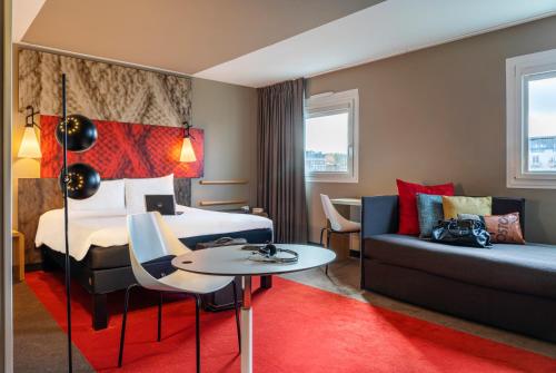楠泰尔楠泰尔拉德芳斯宜必思酒店的酒店客房,配有床和沙发