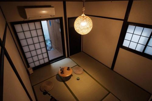京都久宿　琉璃子的享有高空景致的客房,设有一张桌子和两个窗户。