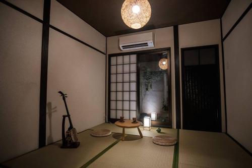 京都久宿　琉璃子的客房设有小桌子和窗户。