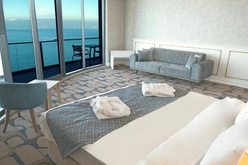 伯萨BLUE MUDANYA HOTEL的酒店客房,配有床和沙发