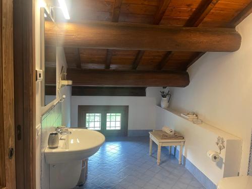 Monticello Conte OttoAlbaspina BioAgriturismo的一间带水槽和卫生间的浴室