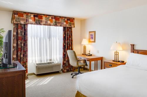 贝瑟尼俄克拉何马州贝瑟尼市智选假日套房酒店的酒店客房配有一张床、一张书桌和一台电脑