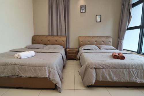 马六甲Mykey Atlantis A-32-05 Melaka City的一间卧室配有两张带毛巾的床