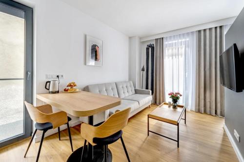 绿山城Apart House, Tylna 20的客厅配有桌子和沙发
