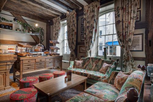 拉姆西The White Horse Hotel, Romsey, Hampshire的客厅配有沙发和桌子