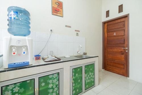 武吉丁宜RedDoorz Syariah at D'Ostha Residence的厨房配有水槽和台面