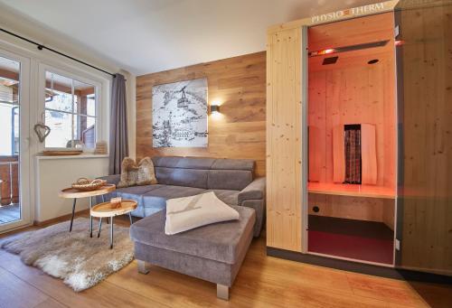 萨尔巴赫Appartement Iglsberg Top 7的客厅配有沙发和桌子
