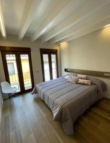CatíCasa Rural L'Alba的一间卧室,卧室内配有一张大床