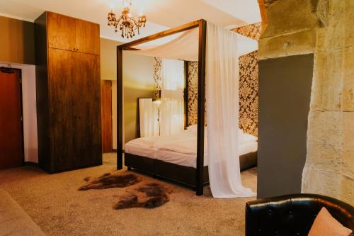 利贝雷茨Wellness Hotel Liberecká Výšina的一间卧室配有一张带镜子的天蓬床