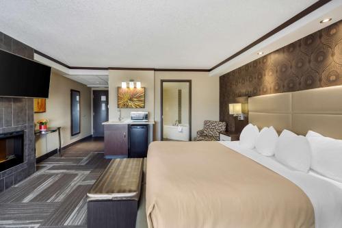 勒杜克埃德蒙顿机场贝斯特韦斯特优质酒店的酒店客房设有一张大床和一个厨房。