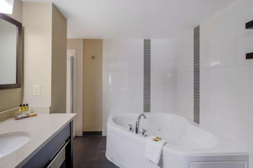 勒杜克埃德蒙顿机场贝斯特韦斯特优质酒店的白色的浴室设有浴缸和水槽。