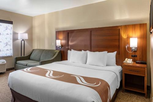 普拉森普拉岑提亚阿娜赫姆富力顿品质酒店的酒店客房带一张大床和一把椅子