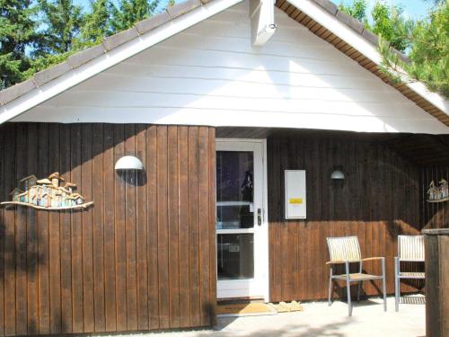 安斯艾厄6 person holiday home in Ansager的木屋设有白色的屋顶和庭院