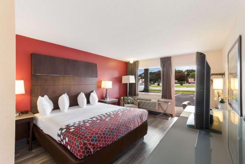 华盛顿北华盛顿伊克诺旅馆的酒店客房,设有一张红色墙壁的床