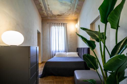 梅斯特Villa Moro Lin Design Apartments的一间有床和盆栽的房间