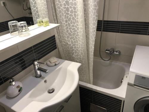 奥西耶克AnDi的浴室配有水槽、淋浴和浴缸。