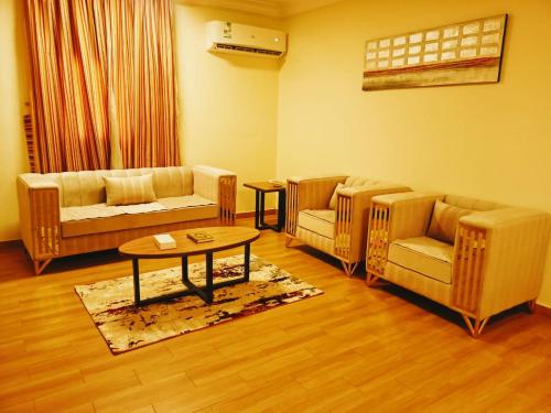 延布Taraf Yanbu 2的带沙发和桌椅的客厅