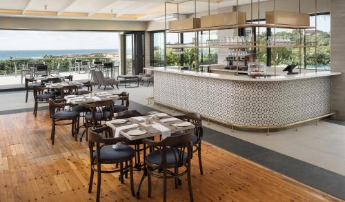 斯科特堡Premier Resort Cutty Sark的一间带桌椅的餐厅和一间酒吧