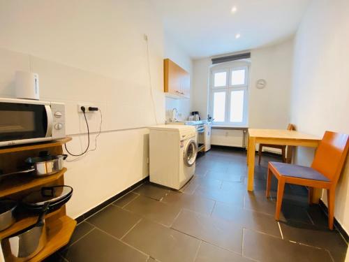 柏林柏林市区豪华公寓的一间带桌子和微波炉的小厨房