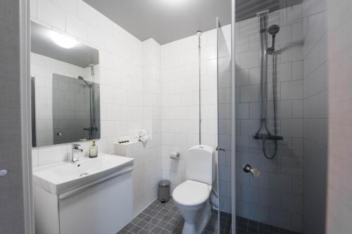 乌普萨拉Foundry Hotel Apartments的浴室配有卫生间、盥洗盆和淋浴。