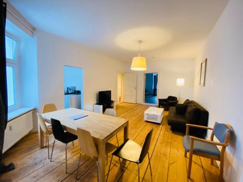 柏林柏林市区豪华公寓的客厅配有木桌和椅子