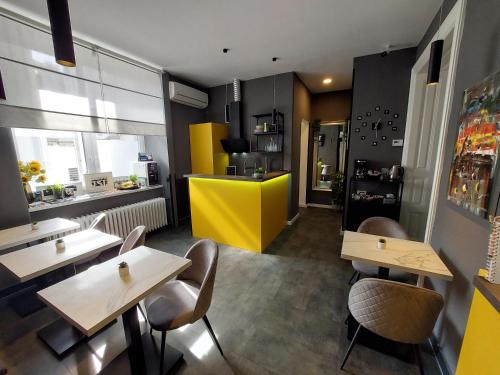 萨格勒布A8 b&b的一间带桌椅和黄色柜台的餐厅