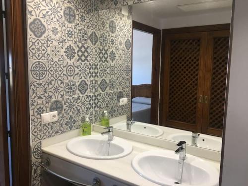 圣费尔南多Moderno apartamento en Bahia Sur的浴室设有2个水槽和镜子