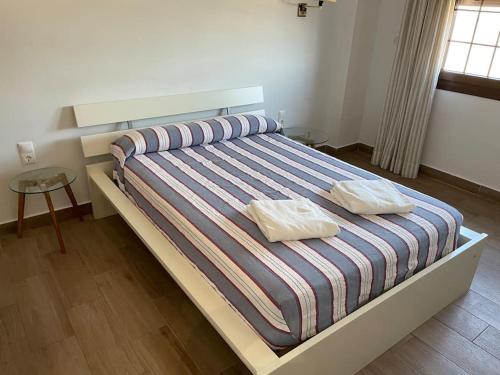 圣费尔南多Moderno apartamento en Bahia Sur的一间卧室配有一张带两个枕头的床