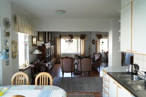 卡亚尼Brahenkatu Apartment的厨房以及带桌椅的起居室。