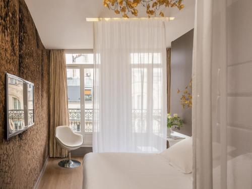 巴黎Legend Hôtel Paris的卧室配有白色的床和窗户。