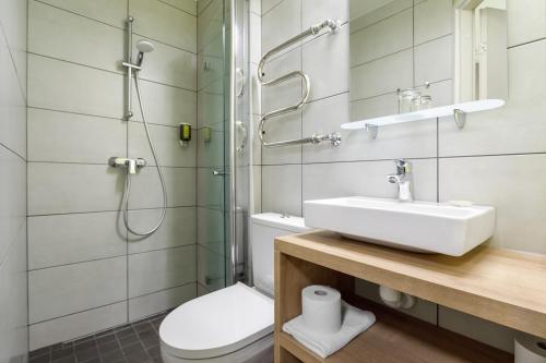 派尔努阔杜拉公园酒店的浴室配有卫生间、盥洗盆和淋浴。