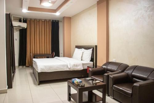 伊尔比德萨拉皇冠酒店 的酒店客房,配有床和沙发