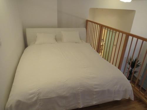 维也纳亚尔塞尔街公寓的一张带白色床单和枕头的床