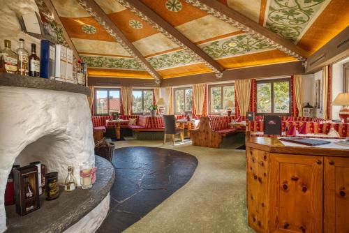 Buchenberg索姆奥乡村酒店的餐厅内带壁炉的客厅