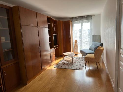 卡朗泰克Appartement vue mer à 100m de la plage au centre de Carantec的客厅配有沙发和椅子