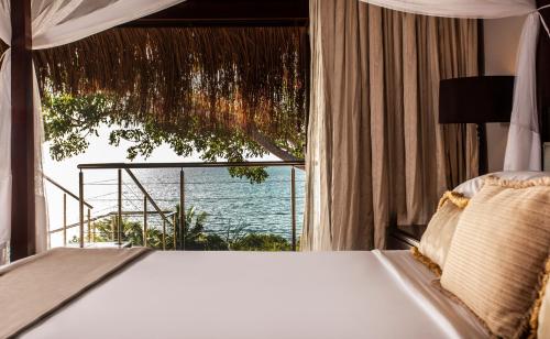 巴扎鲁托巴扎鲁托岛安纳塔拉度假酒店的一间卧室配有一张床,享有海景