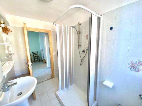 福洛尼卡appartamento Via Siena 1的带淋浴和盥洗盆的浴室