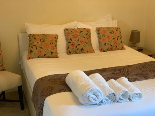 彭里斯The Globe Inn的一间卧室配有两张带毛巾的床