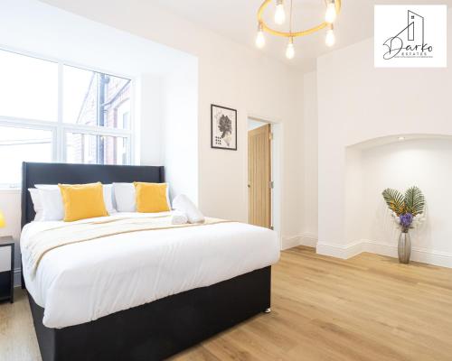 沃尔斯雷Apartment 2 - Beautiful 1 Bedroom Apartment Near Manchester的一间卧室配有一张带黄色枕头的大床