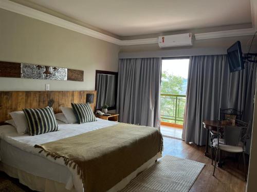 塞拉内格拉香格里拉望厦酒店的一间卧室设有一张大床和一个大窗户
