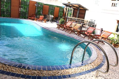 万象Mali Namphu Hotel的一个带椅子的大型游泳池和一个游泳池