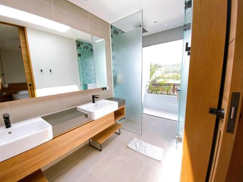 富国Phoenix Pool Villa Phu Quoc的浴室设有2个水槽和镜子
