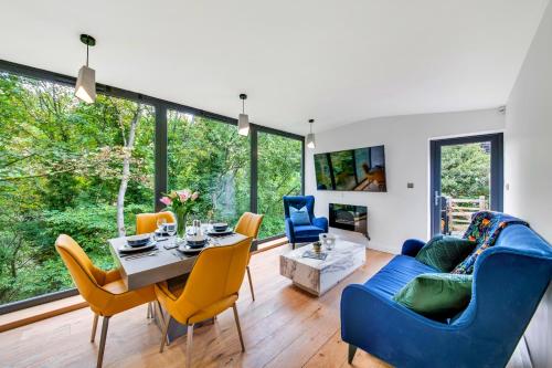 海伯敦桥Finest Retreats - Luxurious Hidden Cragg Vale Escape by Hebden Beck的客厅配有蓝色的沙发和黄色的椅子