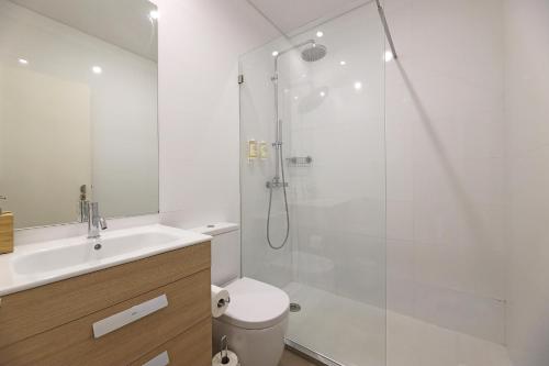 波尔图Apartamento da Musica - Boavista - OPENING的带淋浴、卫生间和盥洗盆的浴室