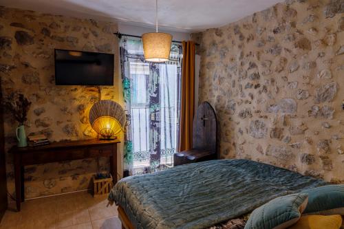 佩尼斯科拉迪奥斯埃斯特比恩酒店的一间卧室配有一张床、一台电视和一个窗口